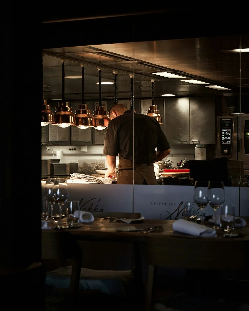 Kocken lagar mat i restaurangens öppna kök